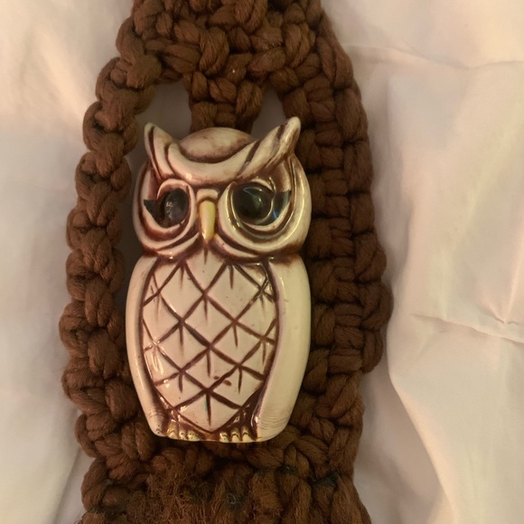 Vintage Handmade 70s Brown Macrame Owl Towel Holder - Picture 3 of 7